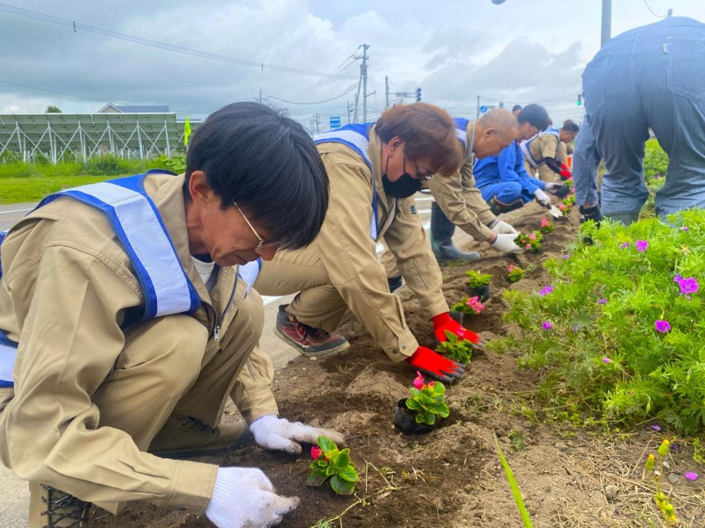 国道38号万年交差点花壇の植栽作業