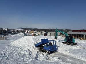 『ニコニコこども園』雪で滑り台つくり